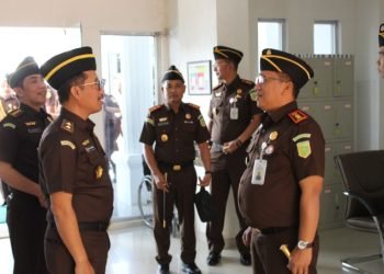 Kajari Toba Dohar Nainggolan mendampingi Ketua Tim Penilai Internal Dr. Didik Parkhan Alisyahdi di Kantor Kejari Toba. (IST)