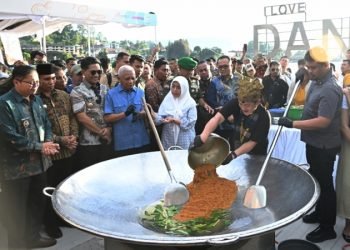 Gubernur Sumut Bobby Nasution dalam acara bertajuk 'Mangan Baggal', memasak bersama YouTuber Bobon Santoso di Pantai Bebas Parapat, Simalungun, Kamis (17/4/2025). 