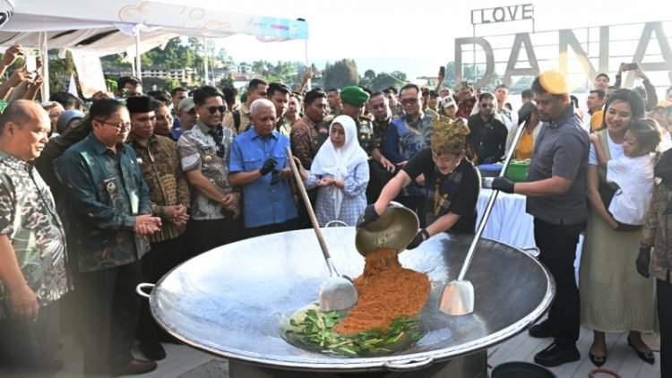 Gubernur Sumut Bobby Nasution dalam acara bertajuk 'Mangan Baggal', memasak bersama YouTuber Bobon Santoso di Pantai Bebas Parapat, Simalungun, Kamis (17/4/2025). 