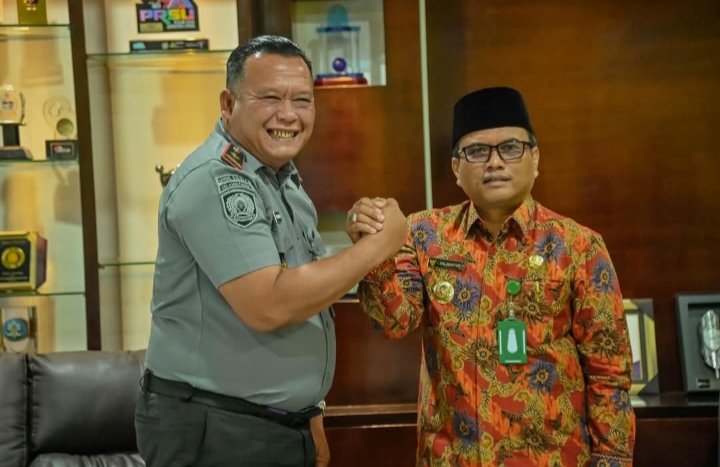 Wali Kota Padangsidimpuan Letnan Dalimunthe foto bersama dengan Kalapas Padangsidimpuan Mathrios Zulhidayat Hutasoit. (IST)