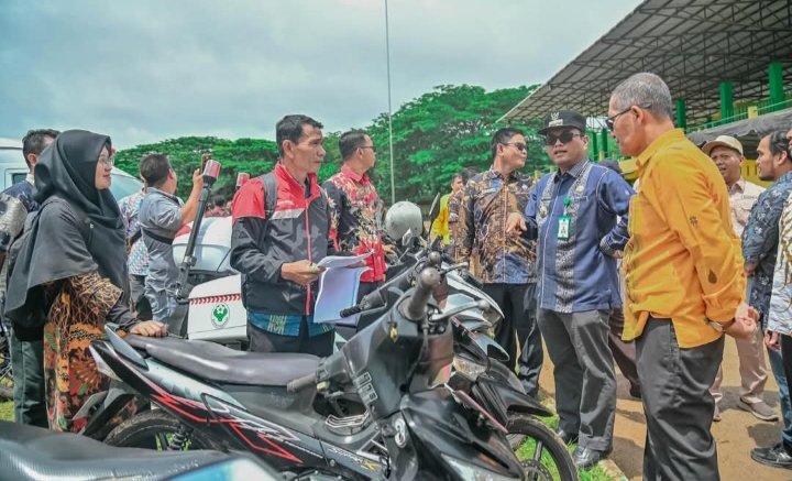 Wali Kota Padangsidimpuan Letnan Dalimunthe saat melakukan pengecekan pada kenderaan dinas Pemko Padangsidimpuan. ( IST)