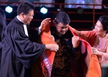 Gubernur Sumut Bobby Nasution diulosi Ephorus HKBP Pdt Dr Victor Tinambunan MTh pada Perayaan Paskah Raya HKBP 2025 di Gedung Serbaguna Pemprov Sumut, Minggu (27/4/2025). 