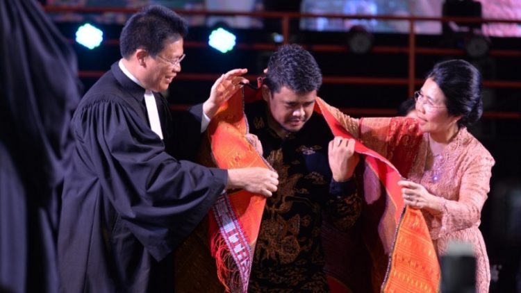 Gubernur Sumut Bobby Nasution diulosi Ephorus HKBP Pdt Dr Victor Tinambunan MTh pada Perayaan Paskah Raya HKBP 2025 di Gedung Serbaguna Pemprov Sumut, Minggu (27/4/2025). 