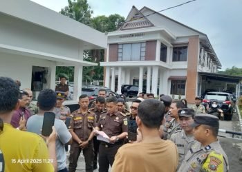 Aliansi Wartawan dan LSM demo di halaman Kantor Kejari Padangsidimpuan. 