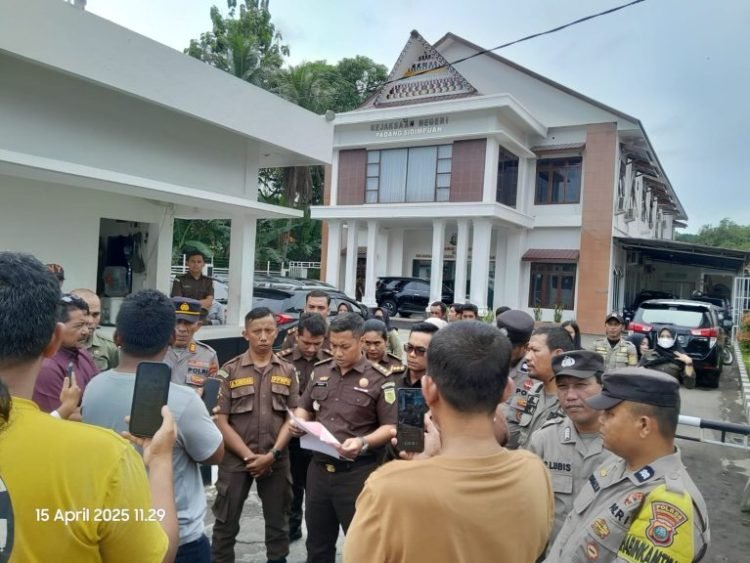 Aliansi Wartawan dan LSM demo di halaman Kantor Kejari Padangsidimpuan. 