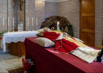 Jenazah Paus disemayamkan di Basilika Santo Petrus sebelum dimakamkan.