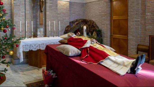 Jenazah Paus disemayamkan di Basilika Santo Petrus sebelum dimakamkan.