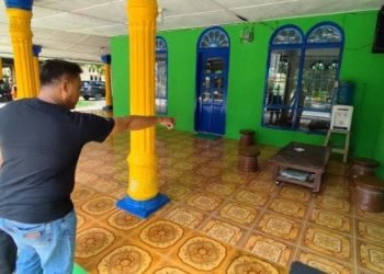 Warga saat pertama kali menemukan bayi di teras Musala Al Ikhlas, Desa Baru, Asahan.