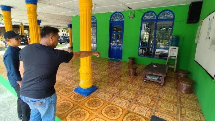 Warga saat pertama kali menemukan bayi di teras Musala Al Ikhlas, Desa Baru, Asahan.