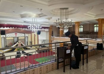 Personel Kepolisian Daerah Sumatera Utara melakukan pengamanan di gereja, Medan, Sumut. 