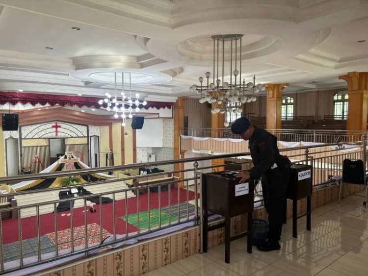 Personel Kepolisian Daerah Sumatera Utara melakukan pengamanan di gereja, Medan, Sumut. 