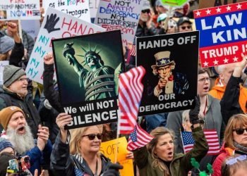 Puluhan Ribu Warga AS Turun ke Jalan Protes Kebijakan Trump.