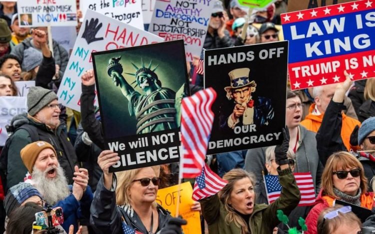 Puluhan Ribu Warga AS Turun ke Jalan Protes Kebijakan Trump.