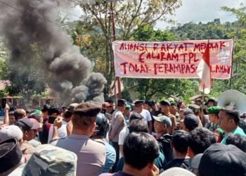 Ratusan masyarakat Palas menolak kemitraan Gapoktan Bukit Mas dengan PT TPL.