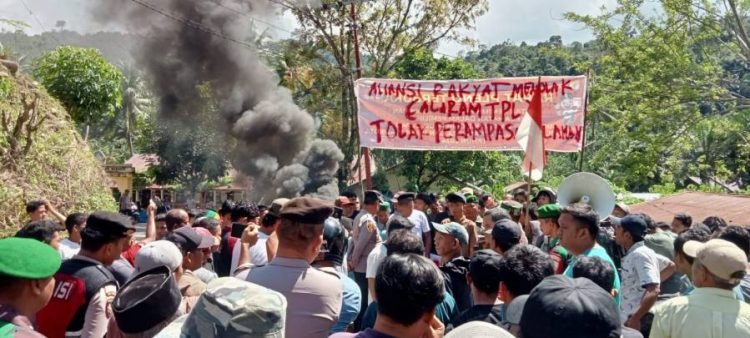Ratusan masyarakat Palas menolak kemitraan Gapoktan Bukit Mas dengan PT TPL.