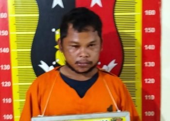 Azhar Efendi Lubis, sopir angkot yang perkosa penumpang, saat diamankan di kantor polisi.