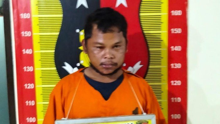 Azhar Efendi Lubis, sopir angkot yang perkosa penumpang, saat diamankan di kantor polisi.