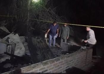 Petugas melakukan olah TKP di lokasi pembakaran rumah.