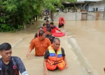 TRC BPBD Labuhanbatu mencari korban hanyut terbawa banjir.