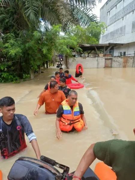 TRC BPBD Labuhanbatu mencari korban hanyut terbawa banjir.