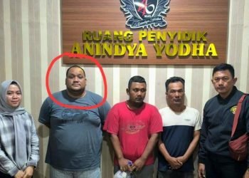 Camat Nibung Hangus, AP (wajah dilingkari) bersama dua rekannya saat berada di kantor polisi.