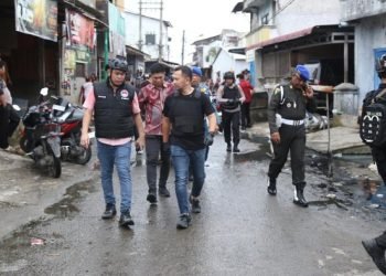 Aparat gabungan saat melakukan penangkapan terhadap pelaku penyerangan anggota Polres Pelabuhan Belawan. 