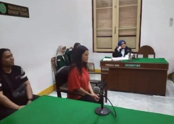 Terdakwa Indah Siska Sari saat menjalani persidangan di PN Medan.