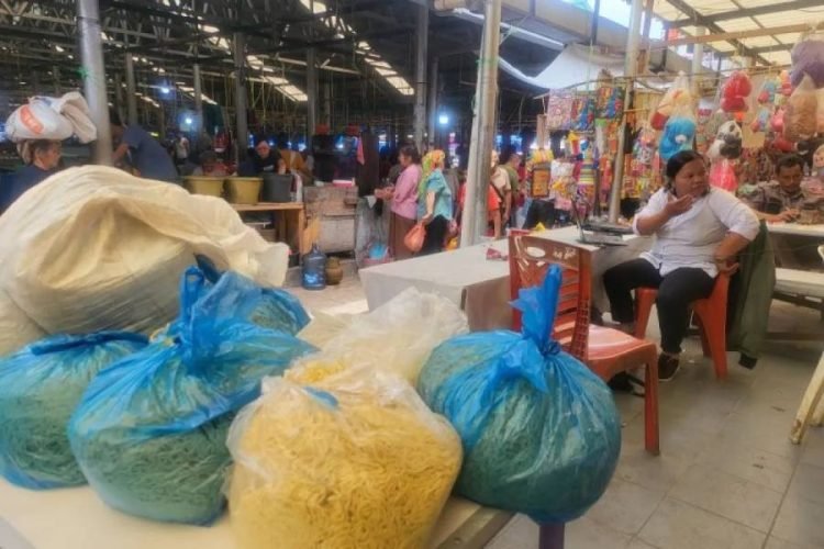 Tumpukan mie basah terindikasi mengandung zat berbahaya formalin yang diamankan petugas pasar, di Pusat Pasar Pangururan baru-baru ini.