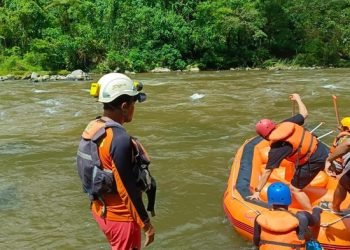 Tim SAR gabungan saat mencari keberadaan para korban. 