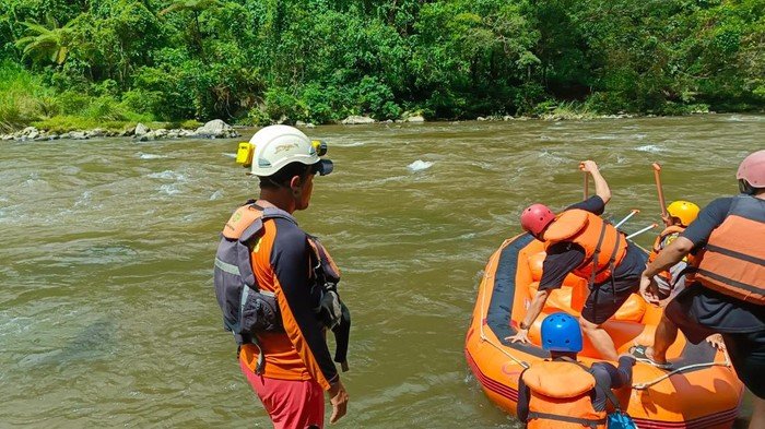 Tim SAR gabungan saat mencari keberadaan para korban.