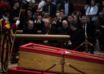 Penghormatan untuk jenazah Paus Fransiskus. 