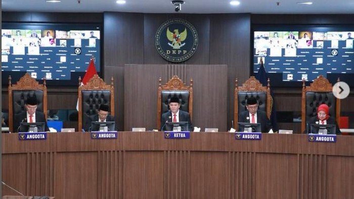 Sidang DKPP terkait pemecatan Parlagutan Harahap sebagai anggota KPU Padangsidimpuan.