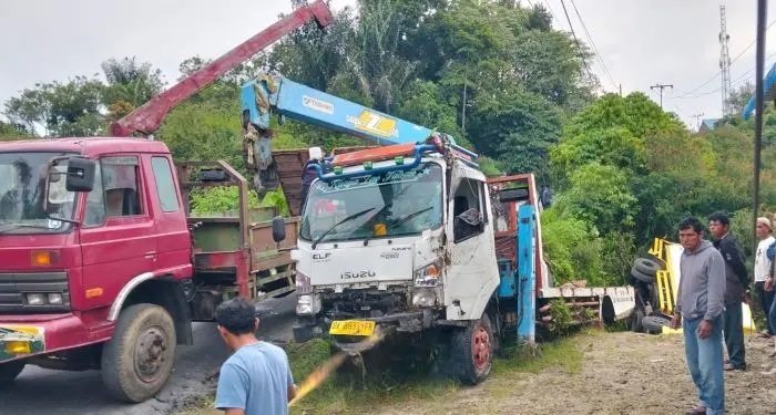 Evakuasi truk yang jatuh ke jurang. 
