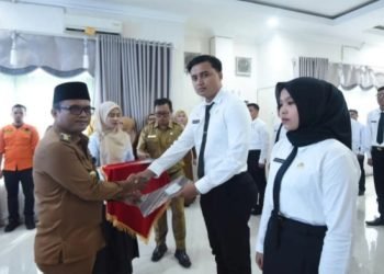 Wali Kota Padangsidimpuan Letnan Dalimunthe saat menyerahkan salah satu SK CPNS. (IST)