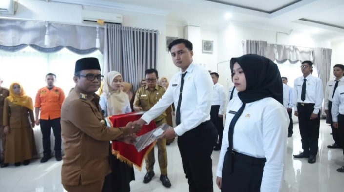 Wali Kota Padangsidimpuan Letnan Dalimunthe saat menyerahkan salah satu SK CPNS. (IST)