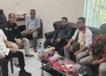 Tim media sedang konfirmasi di Ruang Kerja Kasat Reskrim Polres Toba. (IST)
