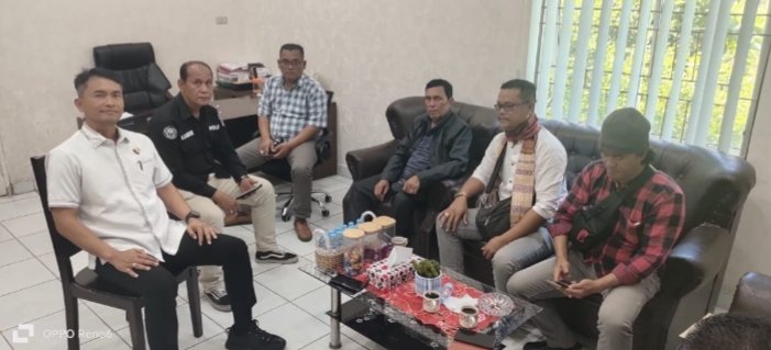 Tim media sedang konfirmasi di Ruang Kerja Kasat Reskrim Polres Toba. (IST)