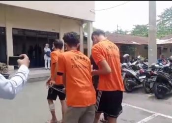 Empat tersangka curanmor ditembak digiring petugas di Mapolsek Medan Sunggal. 