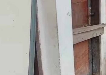 Kamar asrama salah satu mahasiswa yang diusir, pintunya dipalang broti agar tidak bisa dimasuki. 