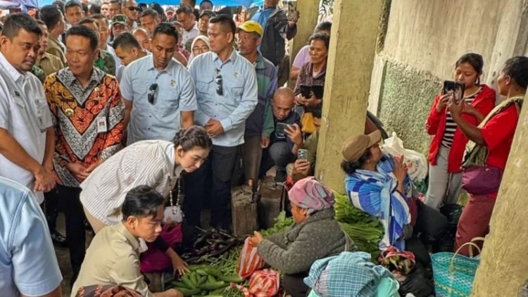 Wapres Gibran Rakabuming Raka bersama istri Selvi Ananda didampingi Gubernur Sumut Bobby Nasution blusukan ke Pasar Dolok Sanggul, Jumat (16/5/2025). 