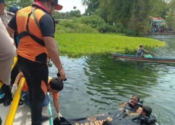 Proses evakuasi jenazah remaja yang tenggelam di Danau Toba. 