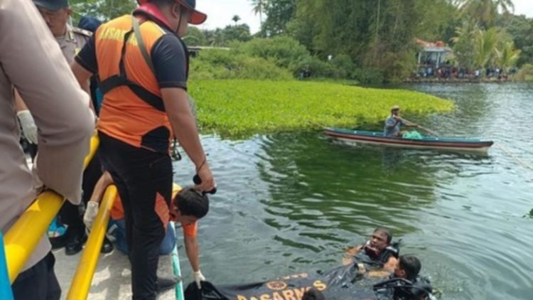 Proses evakuasi jenazah remaja yang tenggelam di Danau Toba.