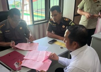 Jaksa Kejari Deli Serdang menandatangani penetapan tersangka Kadis Budporapar Deli Serdang, Ismail. 