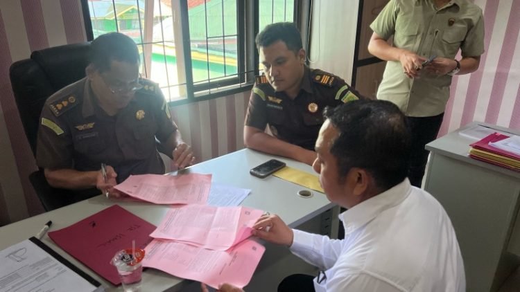 Jaksa Kejari Deli Serdang menandatangani penetapan tersangka Kadis Budporapar Deli Serdang, Ismail.