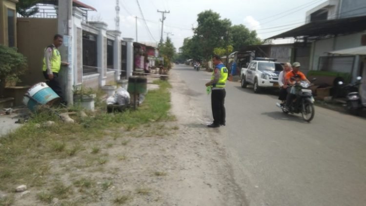 Personel Sat Lantas Polresta Deli Serdang saat olah TKP. 