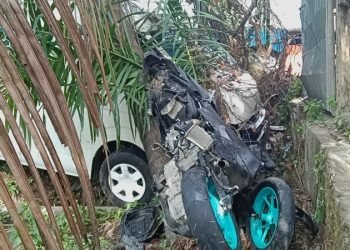Toyota Hiace dan kondisi motor Yamaha Aerox rusak parah usai ditabrak.
