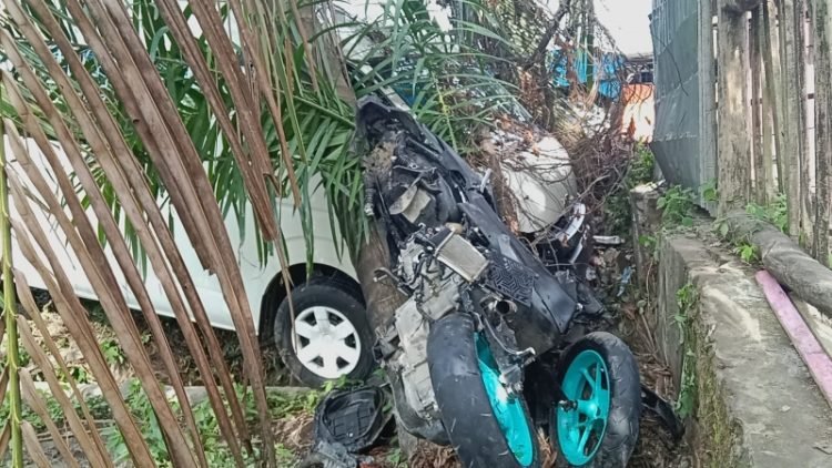 Toyota Hiace dan kondisi motor Yamaha Aerox rusak parah usai ditabrak.
