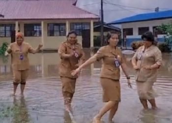 Joget TikTok Kepala SD Negeri 040517 Tiga Jumpa bersama sejumlah guru menari di halaman sekolah.