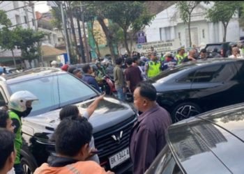 Tabrakan beruntun terjadi di Jalan HM Yamin, Kota Medan. Kecelakaan itu melibatkan 10 kendaraan. 