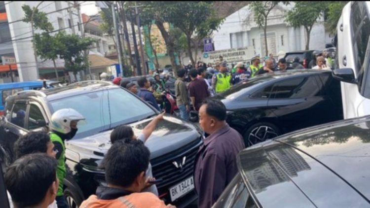 Tabrakan beruntun terjadi di Jalan HM Yamin, Kota Medan. Kecelakaan itu melibatkan 10 kendaraan. 